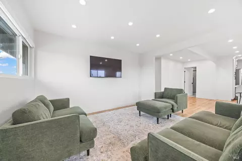 Living - 136 Renida St, Vallejo, CA 94591 photo 2 of 3