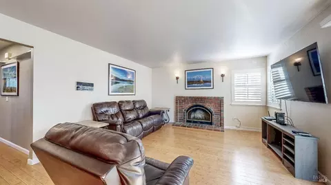 Living - 414 Princess Way, Windsor, CA 95492 photo 2 of 2