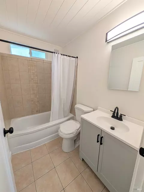Bath - 1577 Magazine St, Vallejo, CA 94591 photo 1 of 2