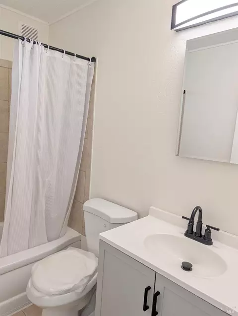 Bath - 1577 Magazine St, Vallejo, CA 94591 photo 2 of 2