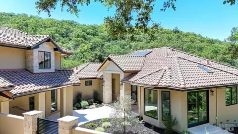 9995 Courtney Dr, Kenwood, CA 95452