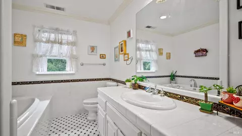 Bath - 113 Heidi Ln, Cloverdale, CA 95425 photo 3 of 4