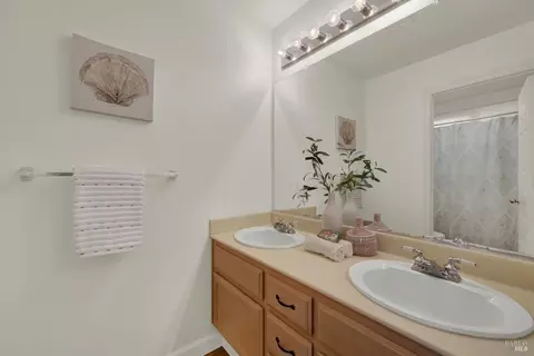 Bath - 621 Renaissance Ave, Fairfield, CA 94534 photo 2 of 5