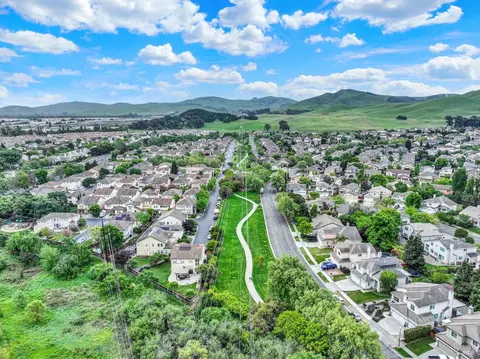 View/Area - 621 Renaissance Ave, Fairfield, CA 94534 photo 6 of 9