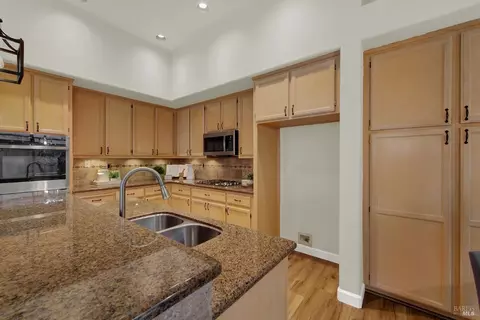 Kitchen - 621 Renaissance Ave, Fairfield, CA 94534 photo 4 of 7