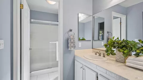 Bath - 2920 Willow Ct, Fairfield, CA 94533 photo 3 of 4