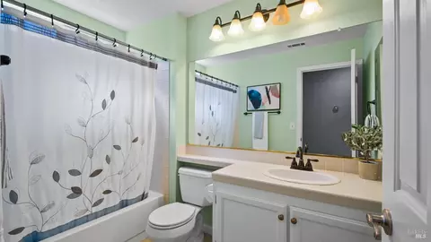 Bath - 2920 Willow Ct, Fairfield, CA 94533 photo 1 of 4