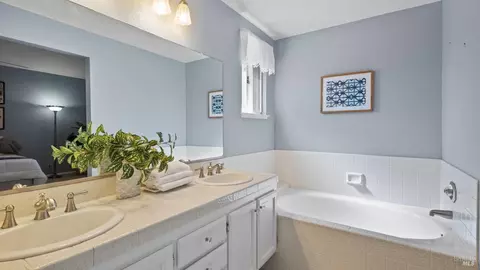 Bath - 2920 Willow Ct, Fairfield, CA 94533 photo 2 of 4