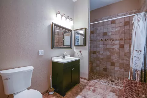 Bath - 640 Ferguson Ct, Dixon, CA 95620 photo 6 of 6
