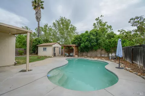 Exterior - 640 Ferguson Ct, Dixon, CA 95620 photo 4 of 10