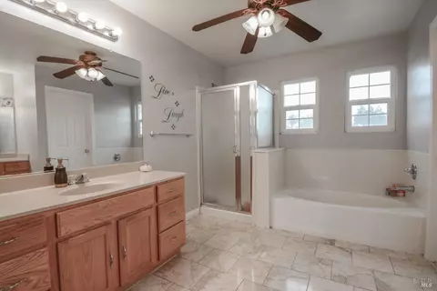 Bath - 640 Ferguson Ct, Dixon, CA 95620 photo 4 of 6