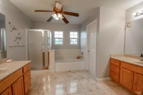 Bath - 640 Ferguson Ct, Dixon, CA 95620 photo 3 of 6