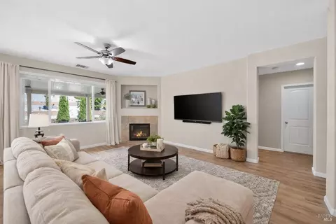 Living - 3871 Danbury Way, Fairfield, CA 94533 photo 1 of 10