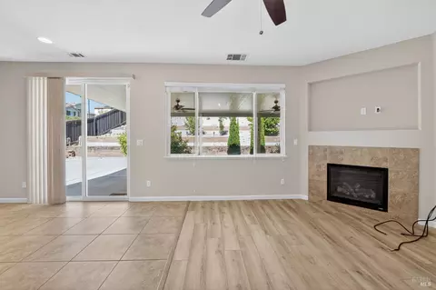 Living - 3871 Danbury Way, Fairfield, CA 94533 photo 8 of 10