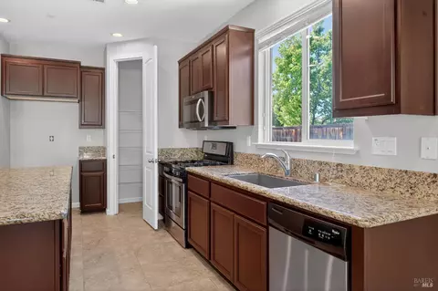 Kitchen - 3871 Danbury Way, Fairfield, CA 94533 photo 4 of 4