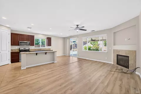 Living - 3871 Danbury Way, Fairfield, CA 94533 photo 7 of 10
