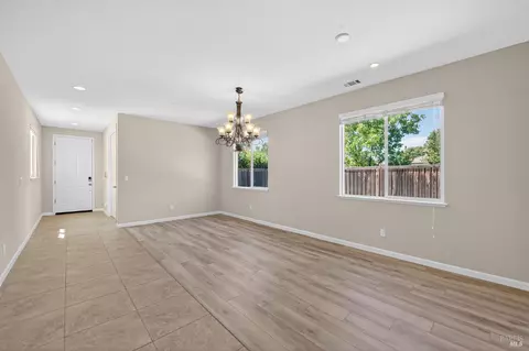 Living - 3871 Danbury Way, Fairfield, CA 94533 photo 5 of 10
