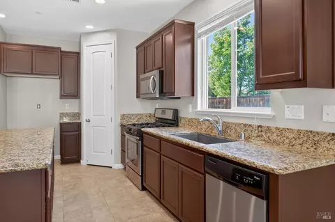 Kitchen - 3871 Danbury Way, Fairfield, CA 94533 photo 3 of 4