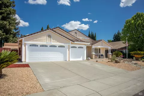 Exterior - 1620 Austin Dr, Dixon, CA 95620 photo 2 of 9