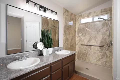 Bath - 1620 Austin Dr, Dixon, CA 95620 photo 4 of 4