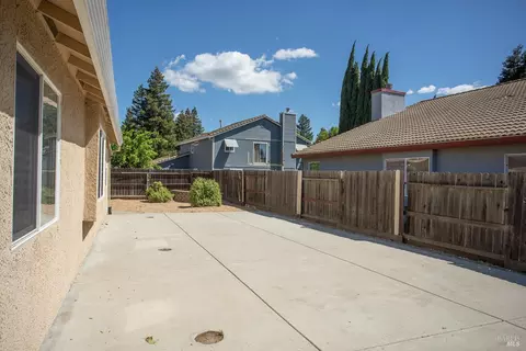 Exterior - 1620 Austin Dr, Dixon, CA 95620 photo 8 of 9
