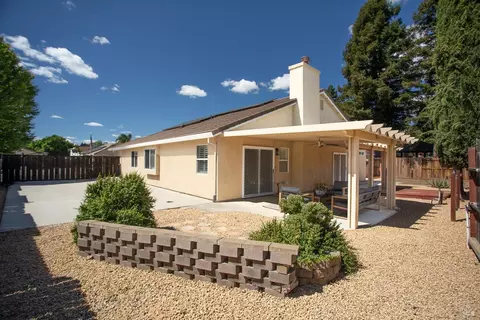 Exterior - 1620 Austin Dr, Dixon, CA 95620 photo 6 of 9
