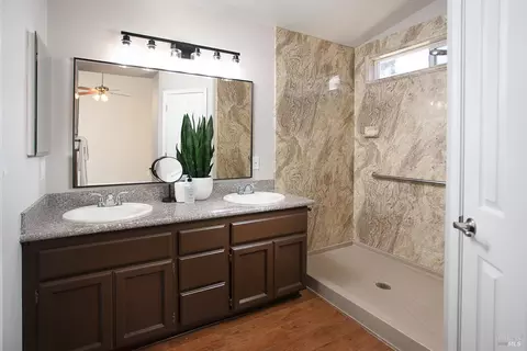 Bath - 1620 Austin Dr, Dixon, CA 95620 photo 3 of 4