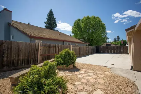 Exterior - 1620 Austin Dr, Dixon, CA 95620 photo 7 of 9