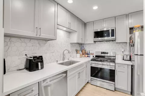 Kitchen - 211 Apollo #5, Hercules, CA 94547 photo 1 of 1