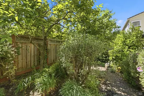 Exterior - 925 Pinot Noir Way, Windsor, CA 95492 photo 7 of 11