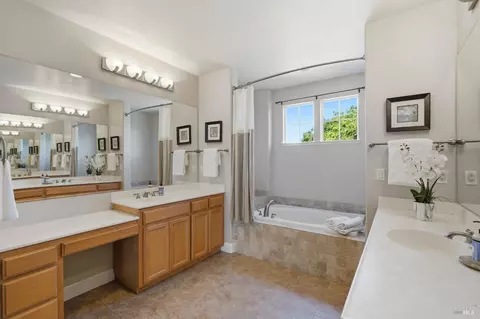 Bath - 925 Pinot Noir Way, Windsor, CA 95492 photo 3 of 5