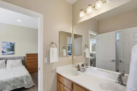Bath - 925 Pinot Noir Way, Windsor, CA 95492 photo 4 of 5