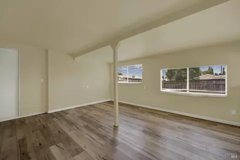 Living - 499 Apple Tree Ln, Fairfield, CA 94533 photo 11 of 14