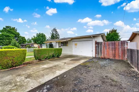 Exterior - 499 Apple Tree Ln, Fairfield, CA 94533 photo 2 of 17