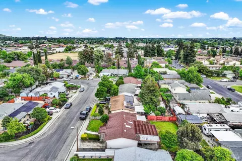 View/Area - 499 Apple Tree Ln, Fairfield, CA 94533 photo 1 of 9