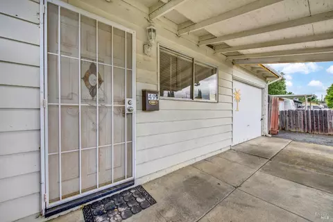 Exterior - 499 Apple Tree Ln, Fairfield, CA 94533 photo 4 of 17