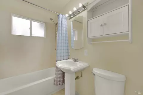 Bath - 499 Apple Tree Ln, Fairfield, CA 94533 photo 1 of 1