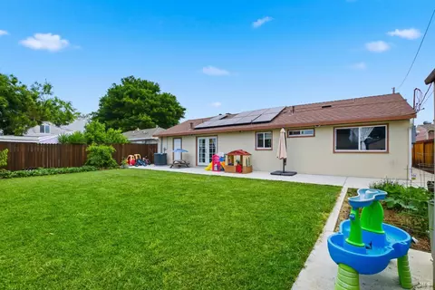 Exterior - 913 5th St, Fairfield, CA 94533 photo 9 of 11