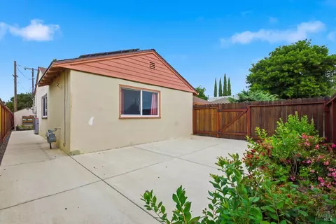 Exterior - 913 5th St, Fairfield, CA 94533 photo 6 of 11