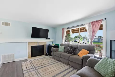 Living - 913 5th St, Fairfield, CA 94533 photo 3 of 3
