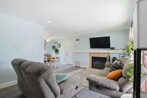 Living - 913 5th St, Fairfield, CA 94533 photo 1 of 3