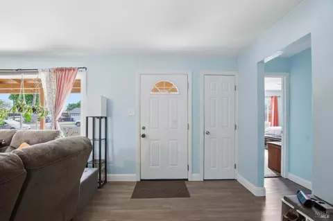 Entry Way - 913 5th St, Fairfield, CA 94533 photo 3 of 5