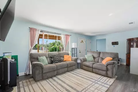 Living - 913 5th St, Fairfield, CA 94533 photo 2 of 3