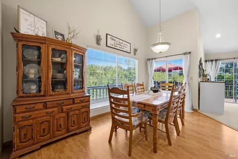 258 Circle Oaks Dr, Napa, CA 94558