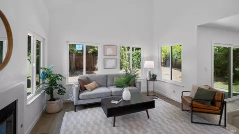 Living - 873 Knights Cir, Vallejo, CA 94591 photo 1 of 3
