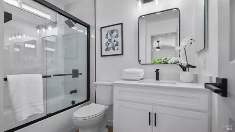 Bath - 873 Knights Cir, Vallejo, CA 94591 photo 2 of 3