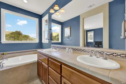 Bath - 6561 Deerfield Dr, Vallejo, CA 94591 photo 4 of 6