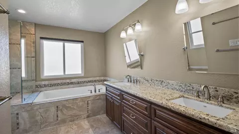 Bath - 2913 Willow Ct, Fairfield, CA 94533 photo 5 of 11