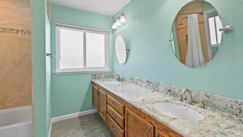 Bath - 2913 Willow Ct, Fairfield, CA 94533 photo 2 of 11