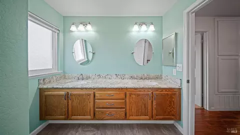 Bath - 2913 Willow Ct, Fairfield, CA 94533 photo 3 of 11